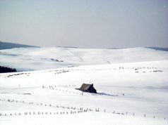 Paysage enneigé sur le plateau de l’Aubrac Buron-sur-Aubrac