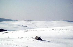 Paysage enneigé sur le plateau de l’Aubrac Buron-sur-Aubrac