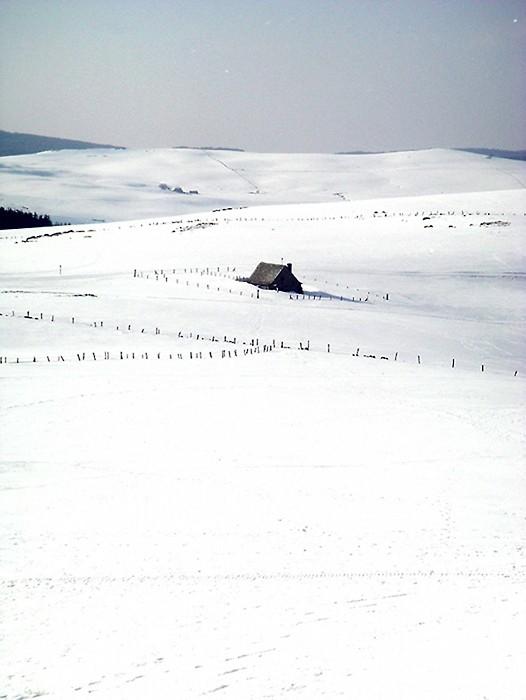 Paysage enneigé sur le plateau de l’Aubrac Buron-sur-Aubrac