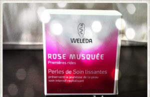 Test des perles à la rose musquée by Weleda sur ma beautiful peau perles-rose