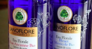 Pour une belle peau, utilises de l’eau florale bio ! (joli slogan non?) sanoflore-eau-de-rose-eau-de-bleut-bio-1