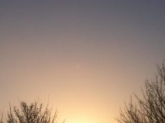 Photo de lever de soleil sur la ville, dans le froid hivernal et la brume, 7h00 a.m lever-de-soleil