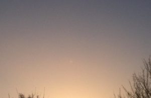 Photo de lever de soleil sur la ville, dans le froid hivernal et la brume, 7h00 a.m lever-de-soleil