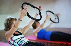 Pilates ou mon 1er cours d’essai. Objectif: avoir des abdos et un dos en béton, rien que ça pilate-position-anneau-sport