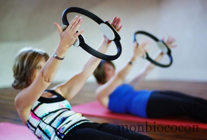 Pilates ou mon 1er cours d’essai. Objectif: avoir des abdos et un dos en béton, rien que ça pilate-position-anneau-sport