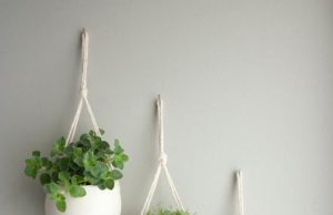 Et si on suspendait les pots de fleurs au mur? Gain de place, déco et utile, pas mal… pot-de-plantes-suspendus-lien-coton-blanc