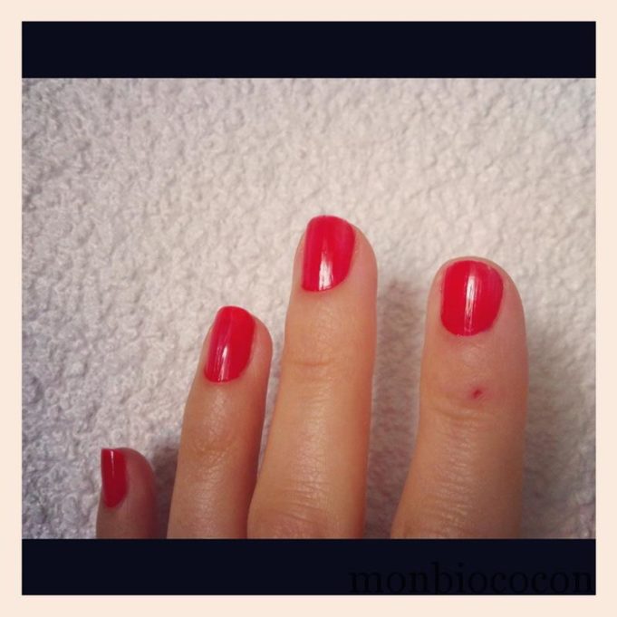 Vernis du jour: rouge coquelicot. Et en avant le printemps (sous la pluie…) vernis-la-roche-posay-silicium-coquelicot-rouge