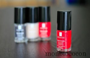 Du rouge sur le bout de mes doigts, du coquelicot et du tourbillonnant ! Youou !!! vernis-silicium-la-roche-posay-14