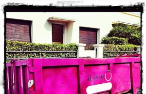 L’accessoire indispensable à toute fashionista, je l’ai dégoté ! benne-travaux-rose