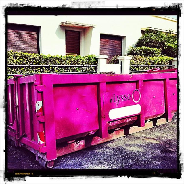 L’accessoire indispensable à toute fashionista, je l’ai dégoté ! benne-travaux-rose