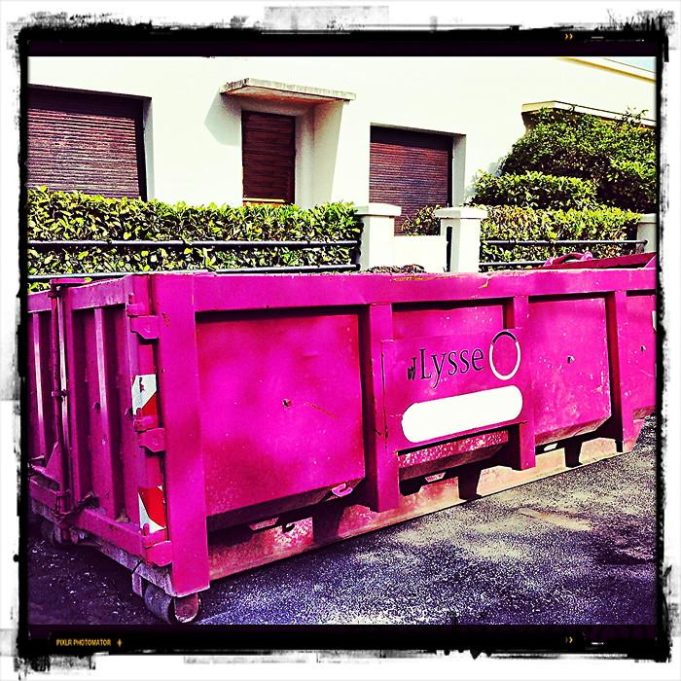 L’accessoire indispensable à toute fashionista, je l’ai dégoté ! benne-travaux-rose