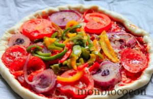 Une pizza ensoleillée et colorée, mmmmh ! pizza-oignon-poivron-tomate-coulis