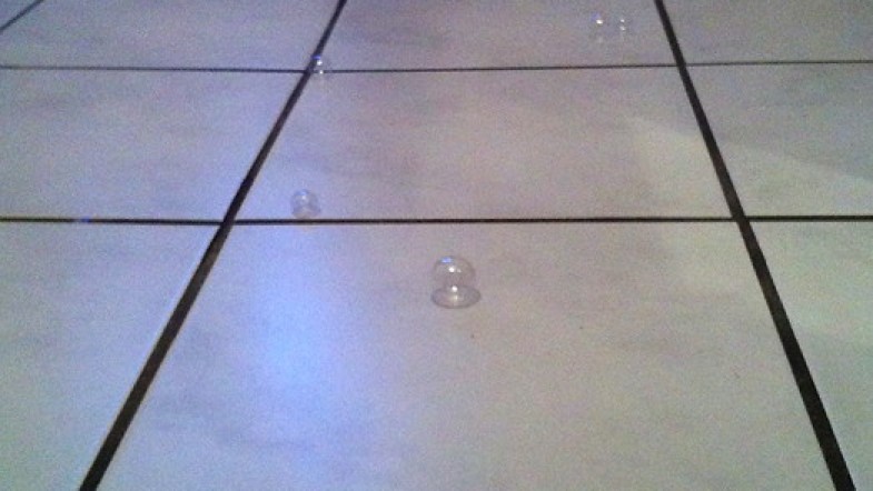 Jeu d’enfant: faire des bulles de savon. Mais qui se dégonflent au lieu d’exploser !