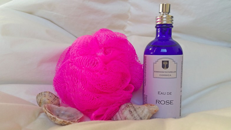 L’eau de rose, vertus, propriétés et bienfaits
