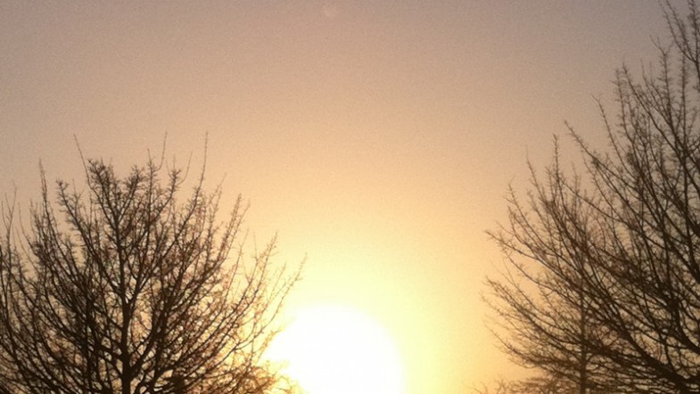 Photo de lever de soleil sur la ville, dans le froid hivernal et la brume, 7h00 a.m