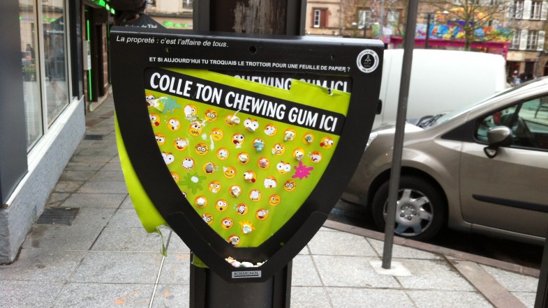 Un distributeur gratuit de chewing gum… usagés !