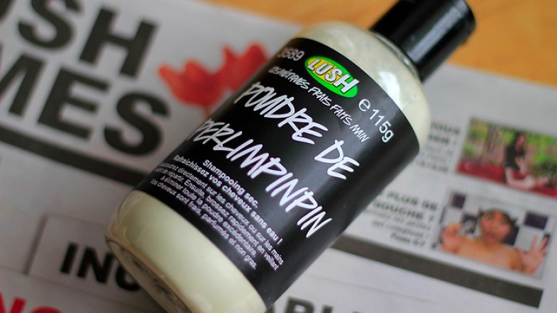 Un peu de poudre de perlimpinpin? de chez Lush bien sur. Shampoo sec me voilà !