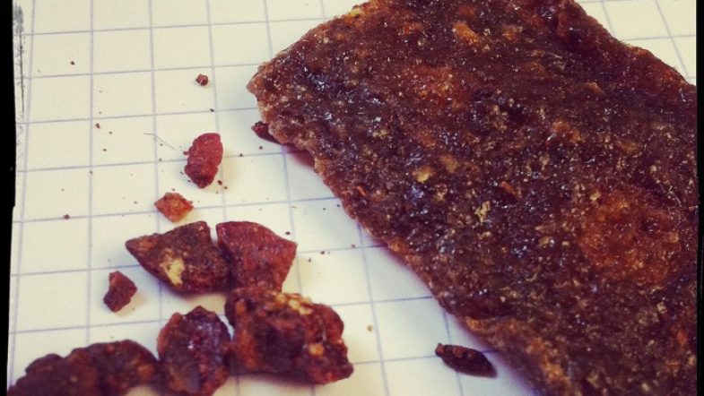 Non, je ne mache pas des bouts de terre ! mais de la propolis